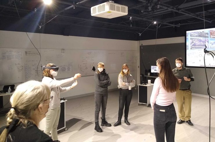 Heidelberg students visit the Health Sciences Library Virtual Reality Studio