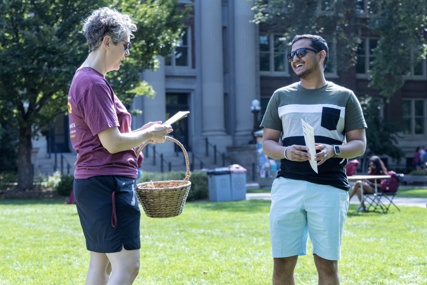Students receive a map of the Libraries across the UMN campuses. (Photo/Adria Carpenter)